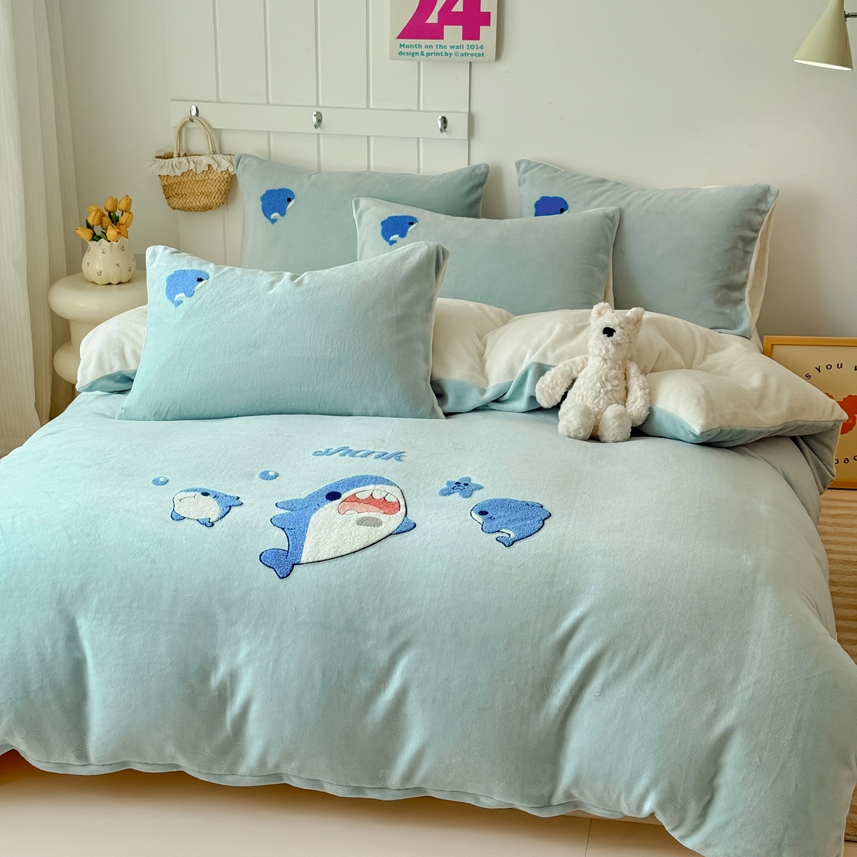 91家纺网 家纺一手货源 找家纺 莱凯家纺 2025新款毛巾绣牛奶绒四件套 鲨鱼宝宝