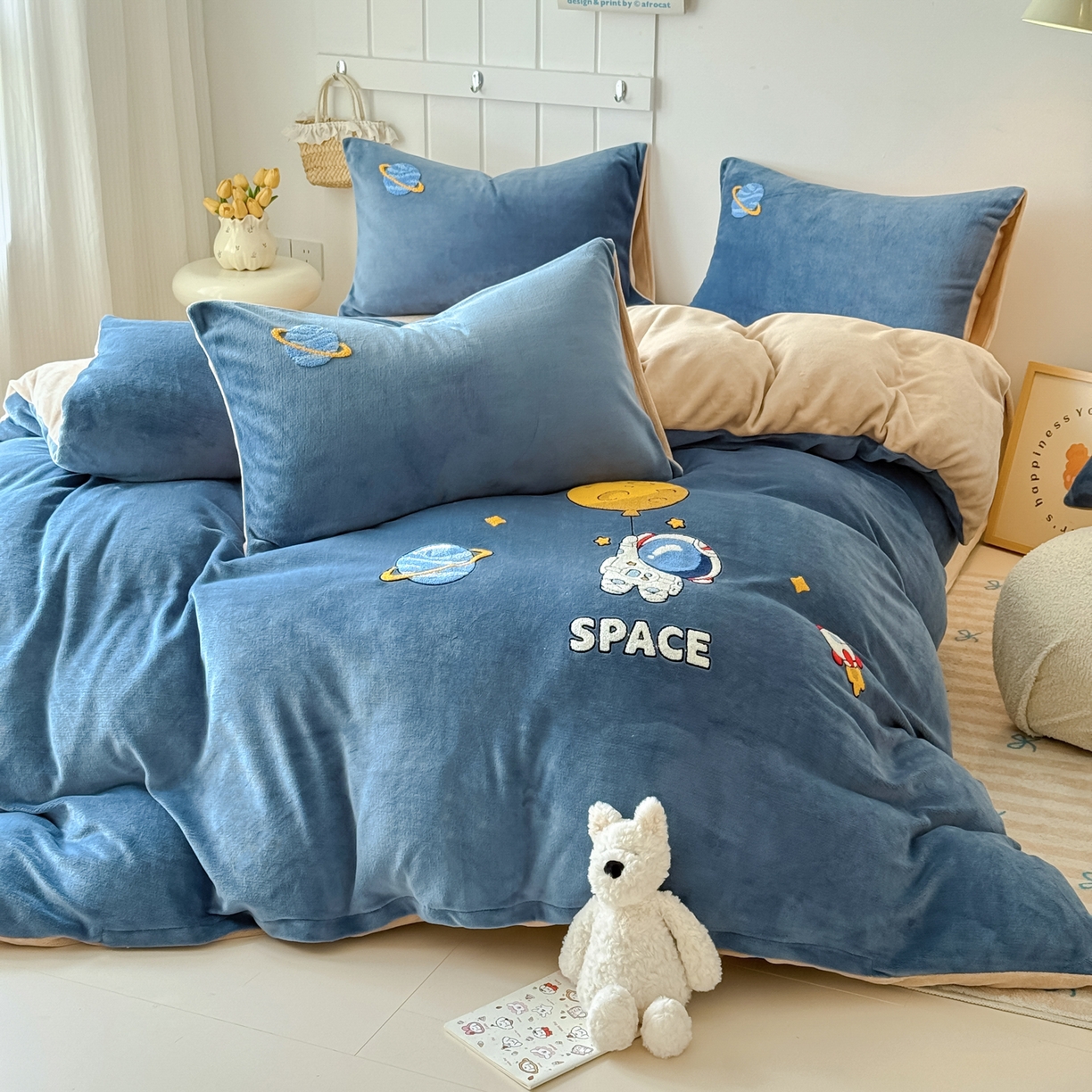 91家纺网 家纺一手货源 找家纺 莱凯家纺 2025新款毛巾绣牛奶绒四件套 遨游太空