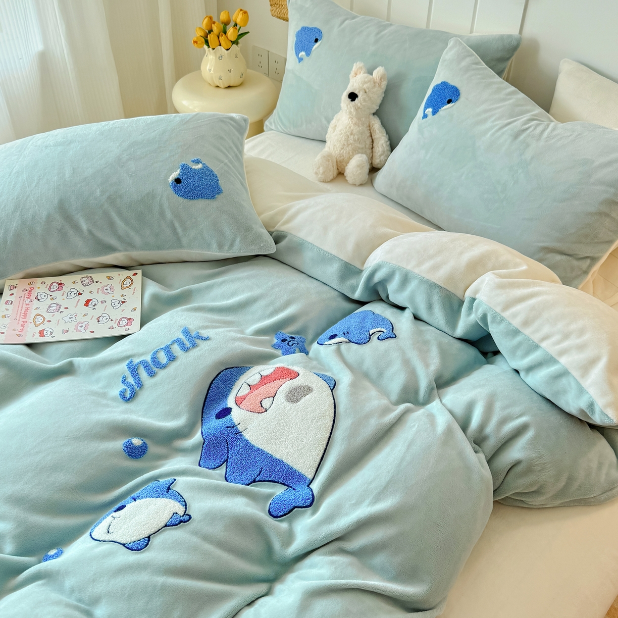 91家纺网 家纺一手货源 找家纺 莱凯家纺 2025新款毛巾绣牛奶绒四件套 鲨鱼宝宝