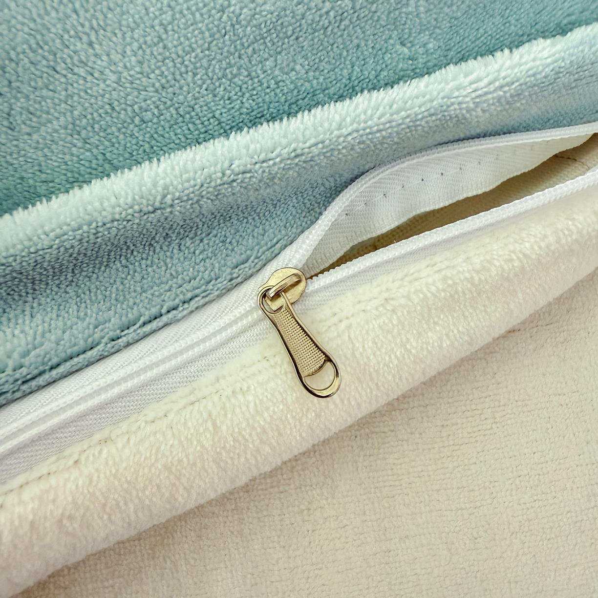 91家纺网 家纺一手货源 找家纺 莱凯家纺 2025新款毛巾绣牛奶绒四件套 鲨鱼宝宝