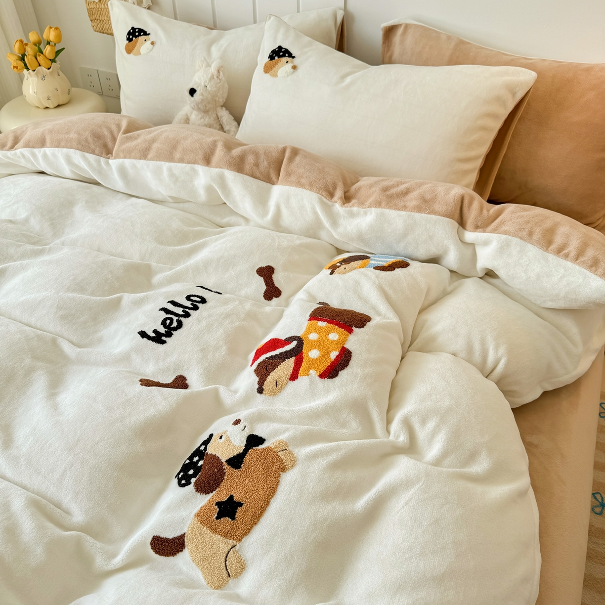 91家纺网 家纺一手货源 找家纺 莱凯家纺 2025新款毛巾绣牛奶绒四件套 腊肠萌犬