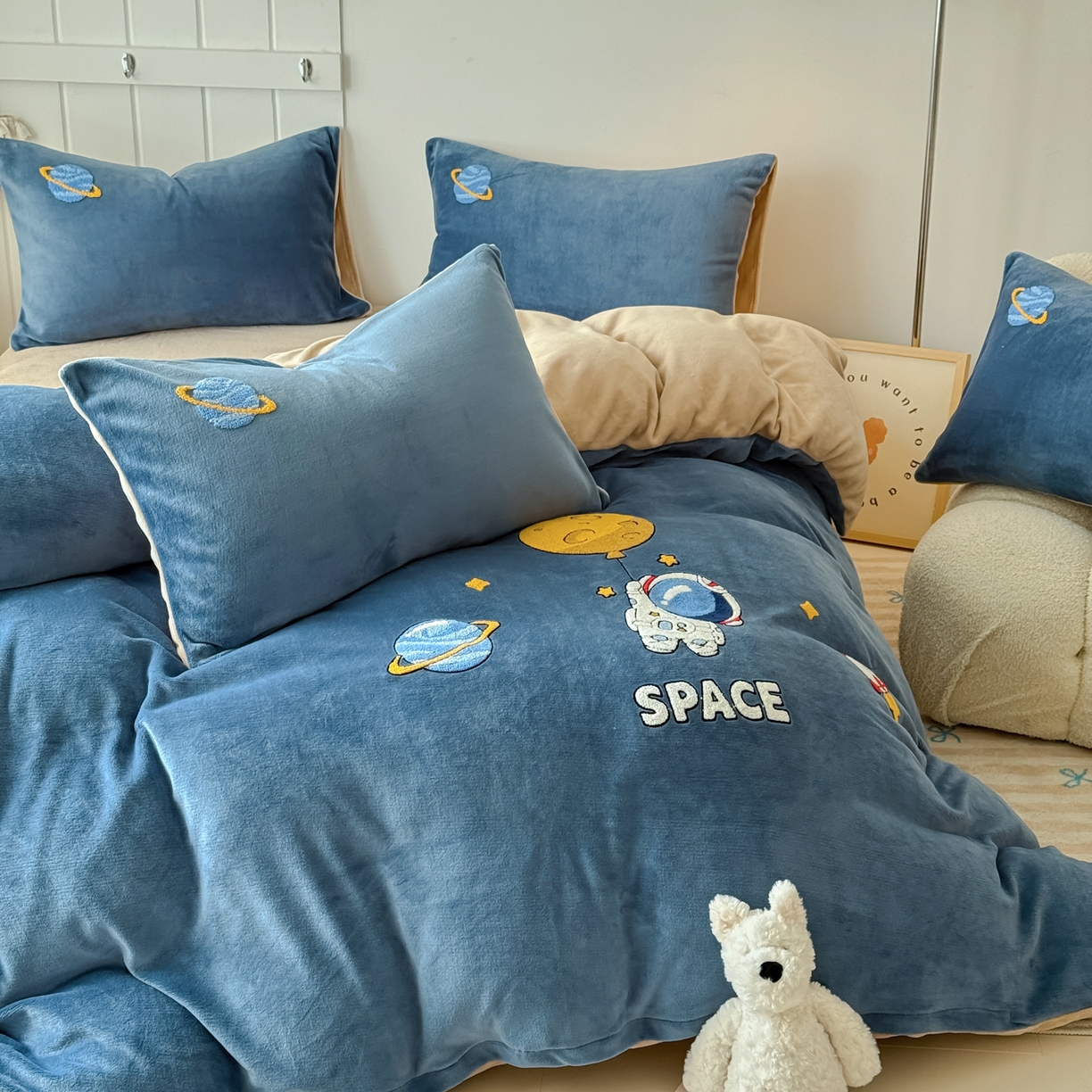 91家纺网 家纺一手货源 找家纺 莱凯家纺 2025新款毛巾绣牛奶绒四件套 遨游太空