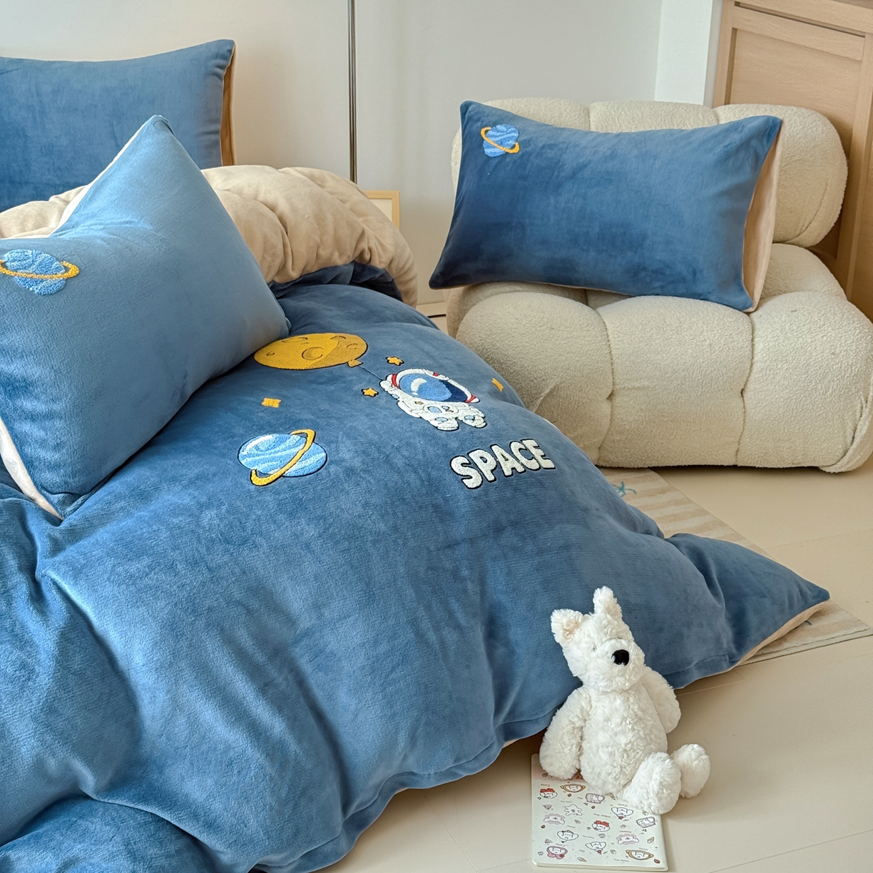 91家纺网 家纺一手货源 找家纺 莱凯家纺 2025新款毛巾绣牛奶绒四件套 遨游太空