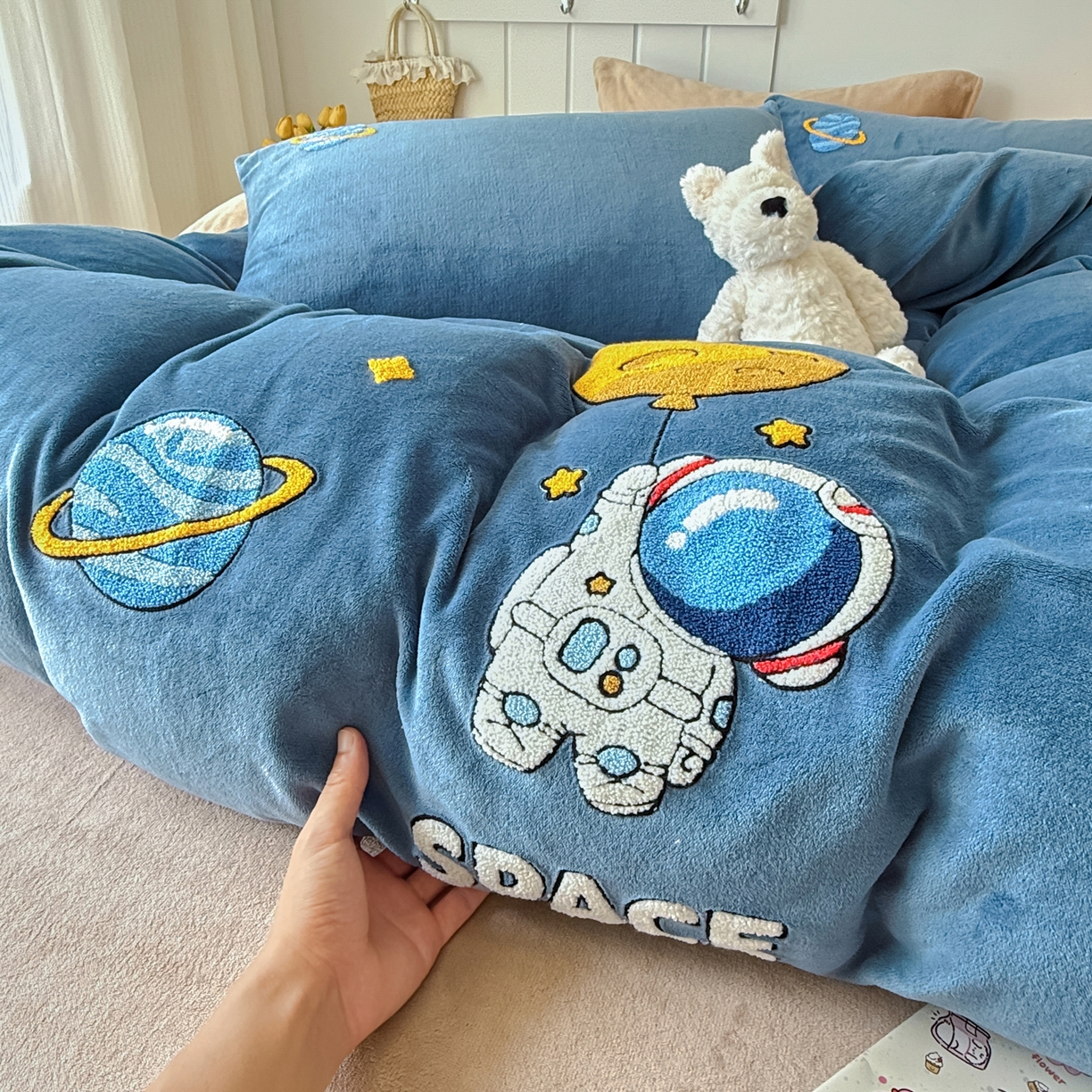 91家纺网 家纺一手货源 找家纺 莱凯家纺 2025新款毛巾绣牛奶绒四件套 遨游太空