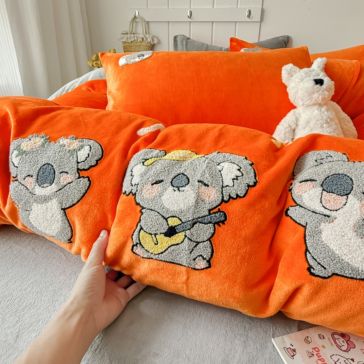 91家纺网 家纺一手货源 找家纺 莱凯家纺 2025新款毛巾绣牛奶绒四件套 音乐考拉