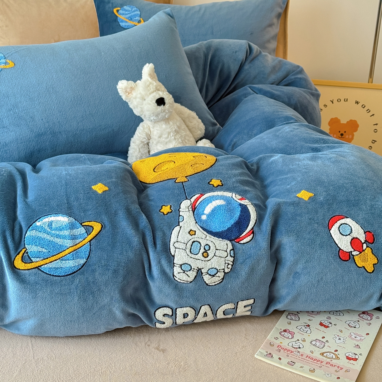 91家纺网 家纺一手货源 找家纺 莱凯家纺 2025新款毛巾绣牛奶绒四件套 遨游太空