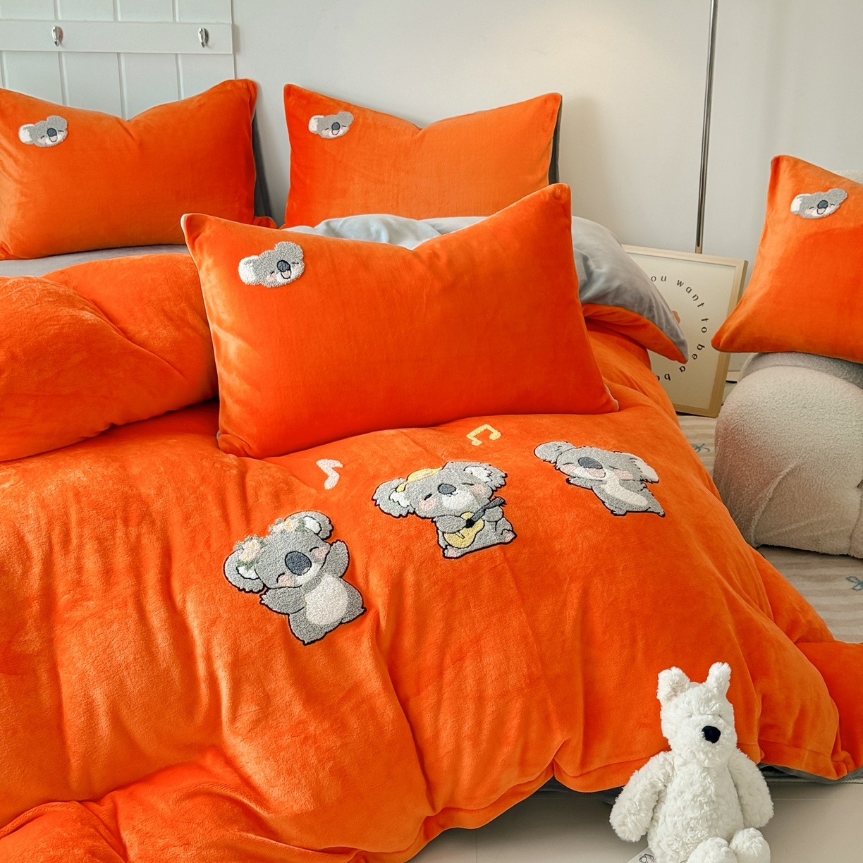 91家纺网 家纺一手货源 找家纺 莱凯家纺 2025新款毛巾绣牛奶绒四件套 音乐考拉