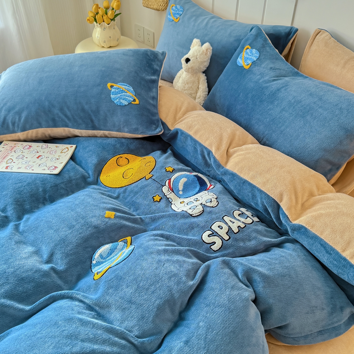 91家纺网 家纺一手货源 找家纺 莱凯家纺 2025新款毛巾绣牛奶绒四件套 遨游太空