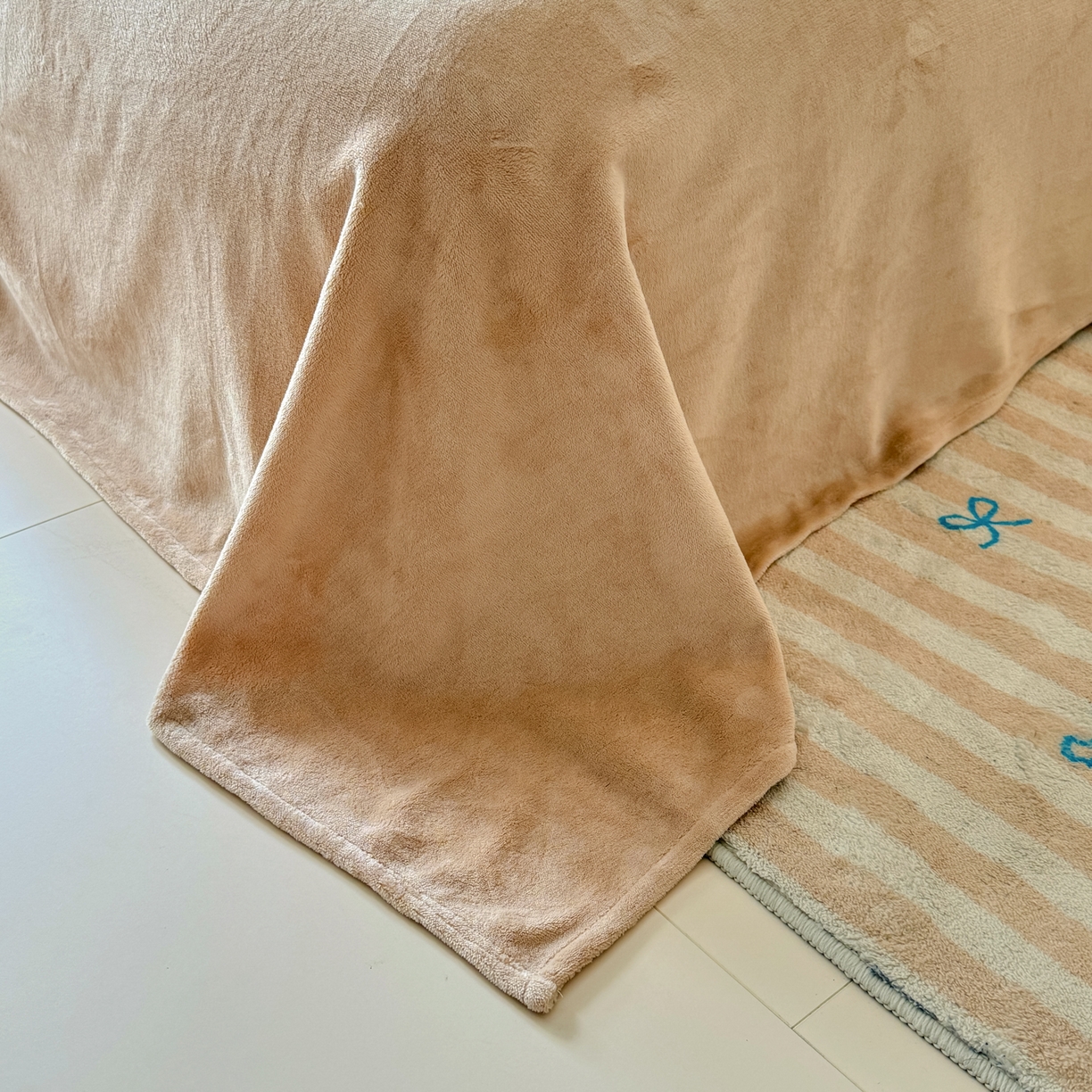 91家纺网 家纺一手货源 找家纺 莱凯家纺 2025新款毛巾绣牛奶绒四件套 腊肠萌犬