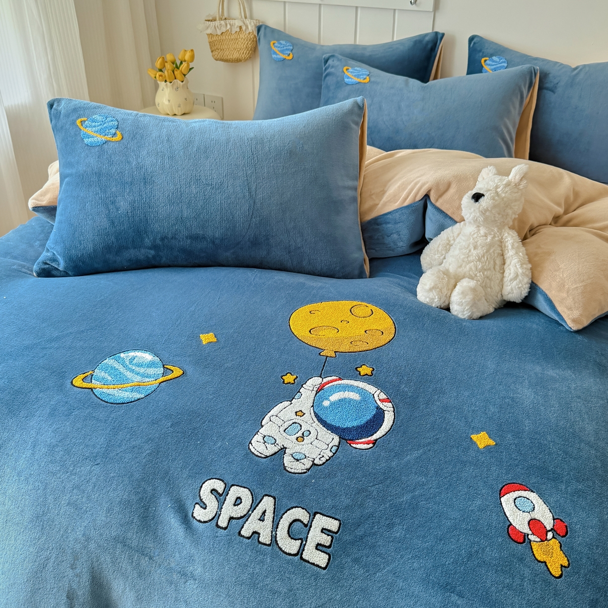 91家纺网 家纺一手货源 找家纺 莱凯家纺 2025新款毛巾绣牛奶绒四件套 遨游太空