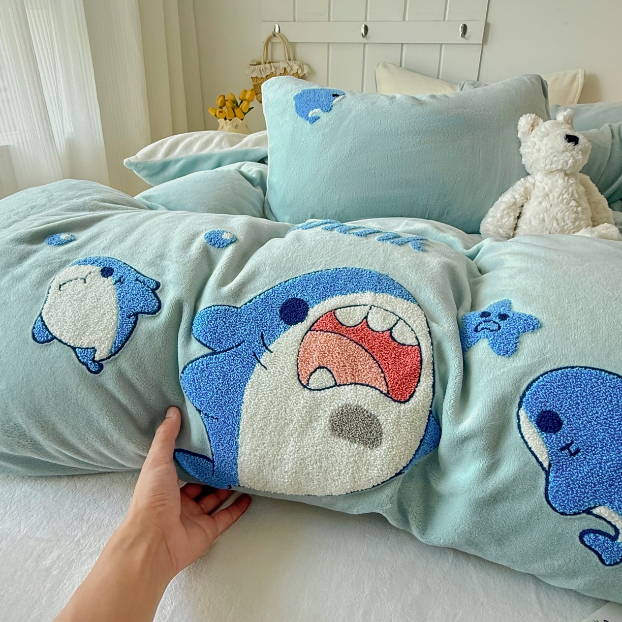 91家纺网 家纺一手货源 找家纺 莱凯家纺 2025新款毛巾绣牛奶绒四件套 鲨鱼宝宝