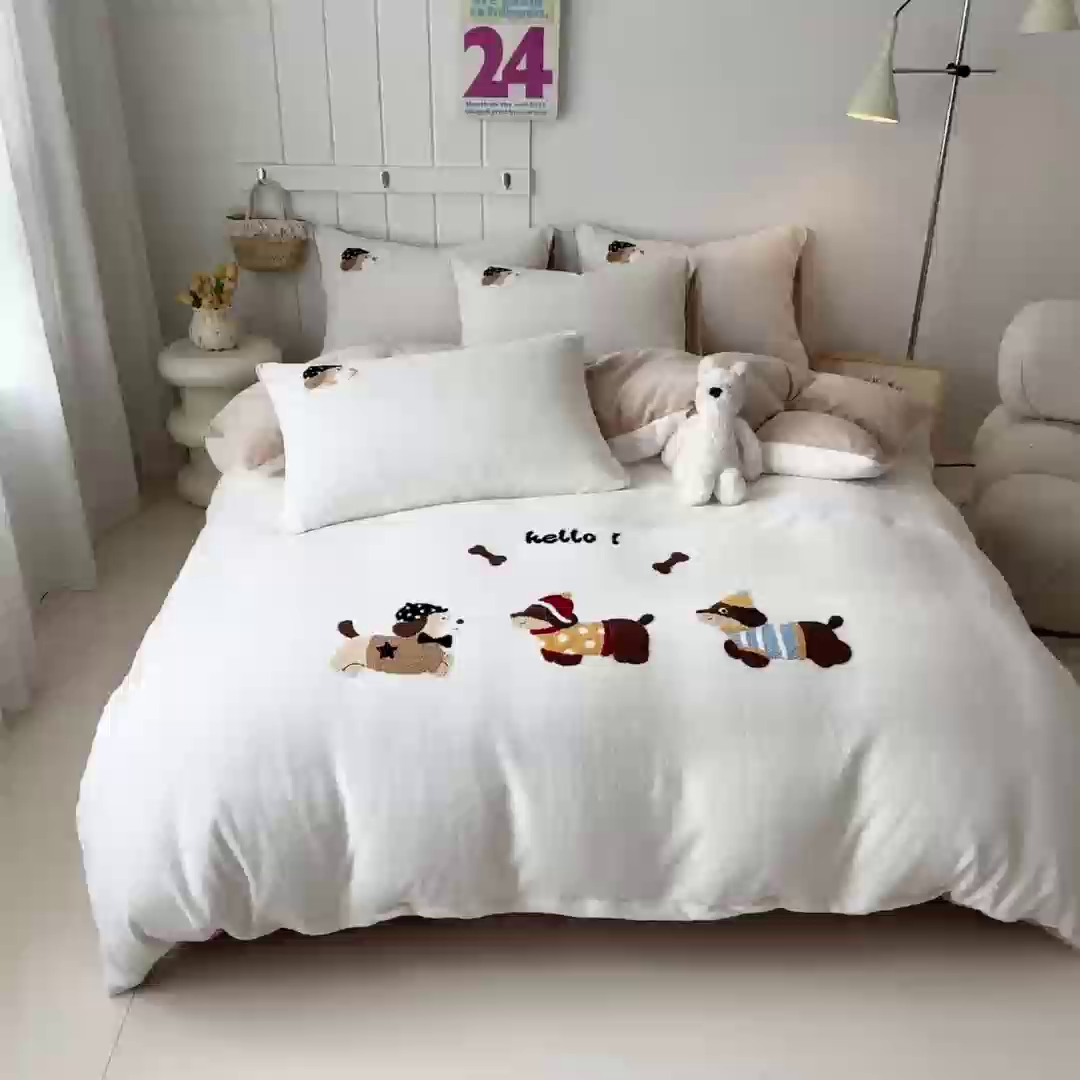 91家纺网 家纺一手货源 找家纺 莱凯家纺 2025新款毛巾绣牛奶绒四件套 腊肠萌犬