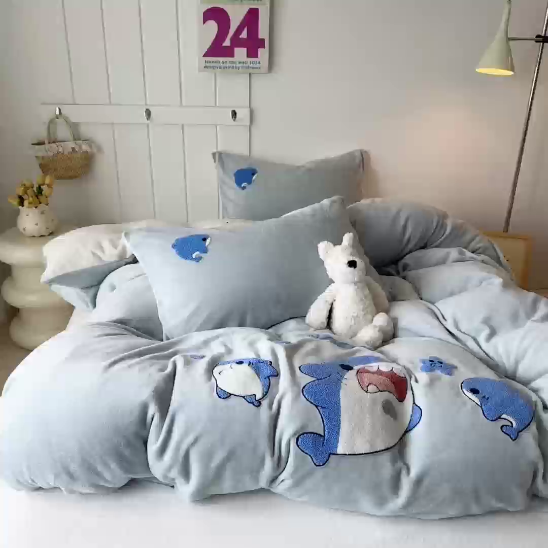91家纺网 家纺一手货源 找家纺 莱凯家纺 2025新款毛巾绣牛奶绒四件套 鲨鱼宝宝