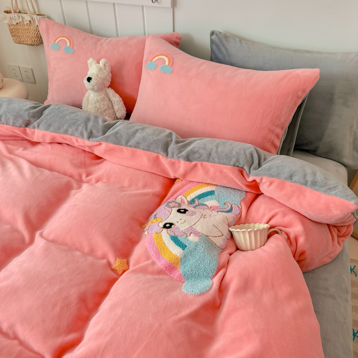 91家纺网 家纺一手货源 找家纺 莱凯家纺 2025新款毛巾绣牛奶绒四件套 彩虹小马