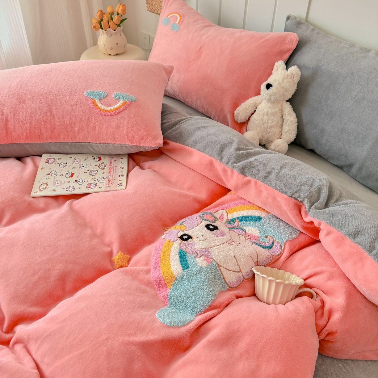 91家纺网 家纺一手货源 找家纺 莱凯家纺 2025新款毛巾绣牛奶绒四件套 彩虹小马