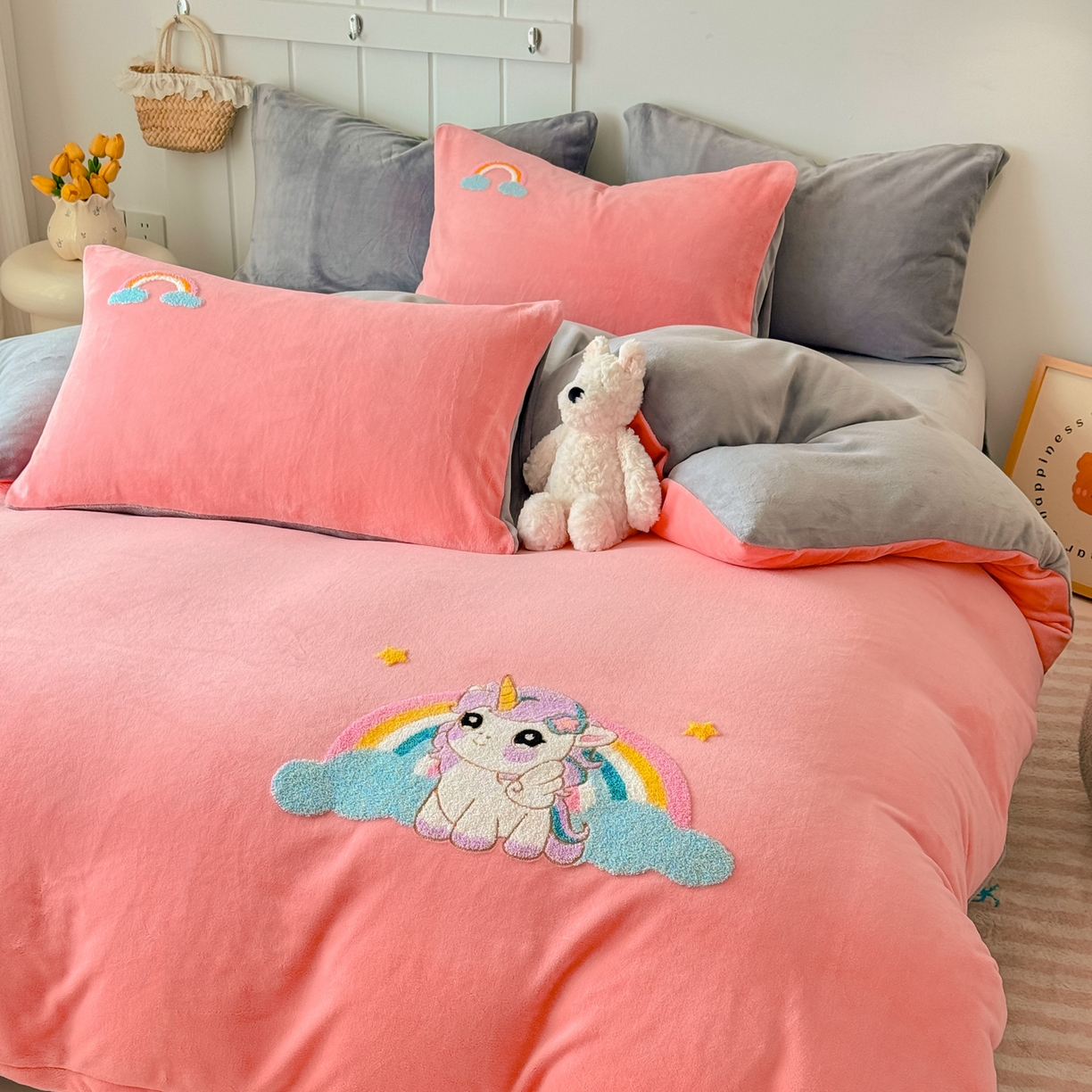 91家纺网 家纺一手货源 找家纺 莱凯家纺 2025新款毛巾绣牛奶绒四件套 彩虹小马