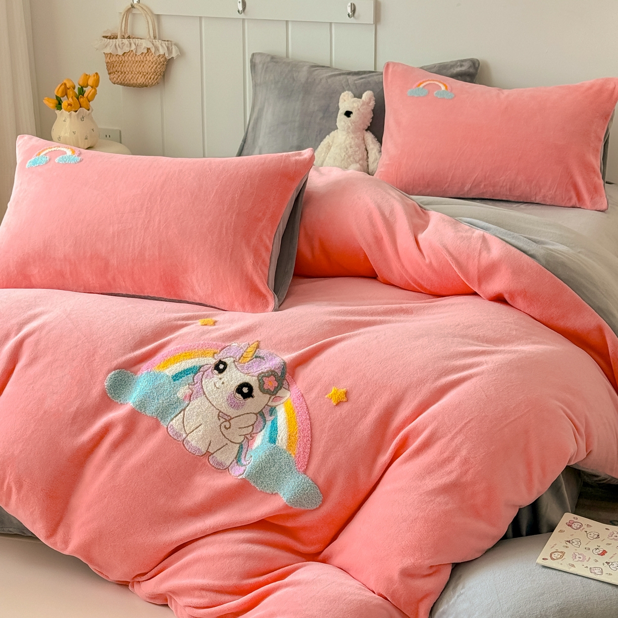 91家纺网 家纺一手货源 找家纺 莱凯家纺 2025新款毛巾绣牛奶绒四件套 彩虹小马