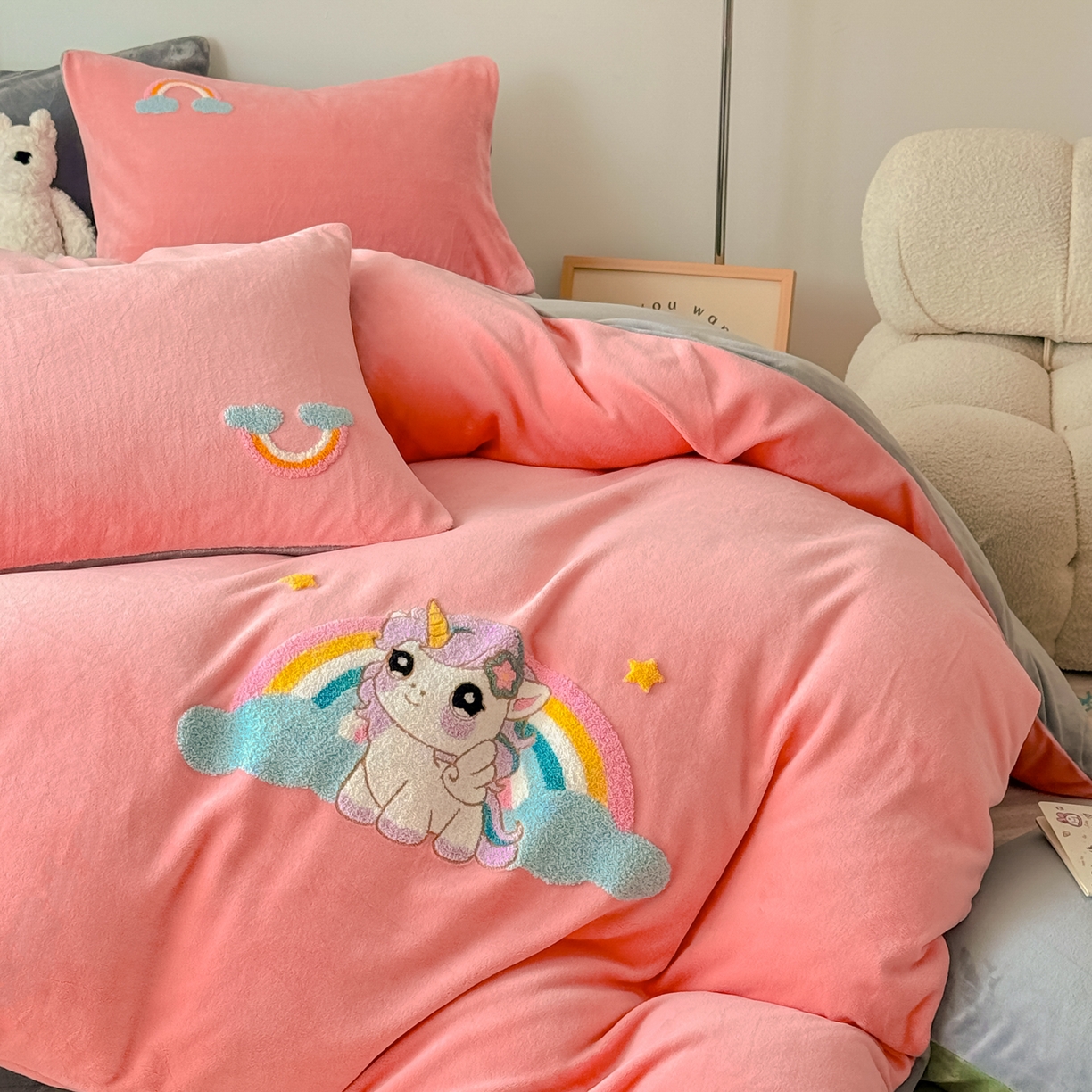 91家纺网 家纺一手货源 找家纺 莱凯家纺 2025新款毛巾绣牛奶绒四件套 彩虹小马