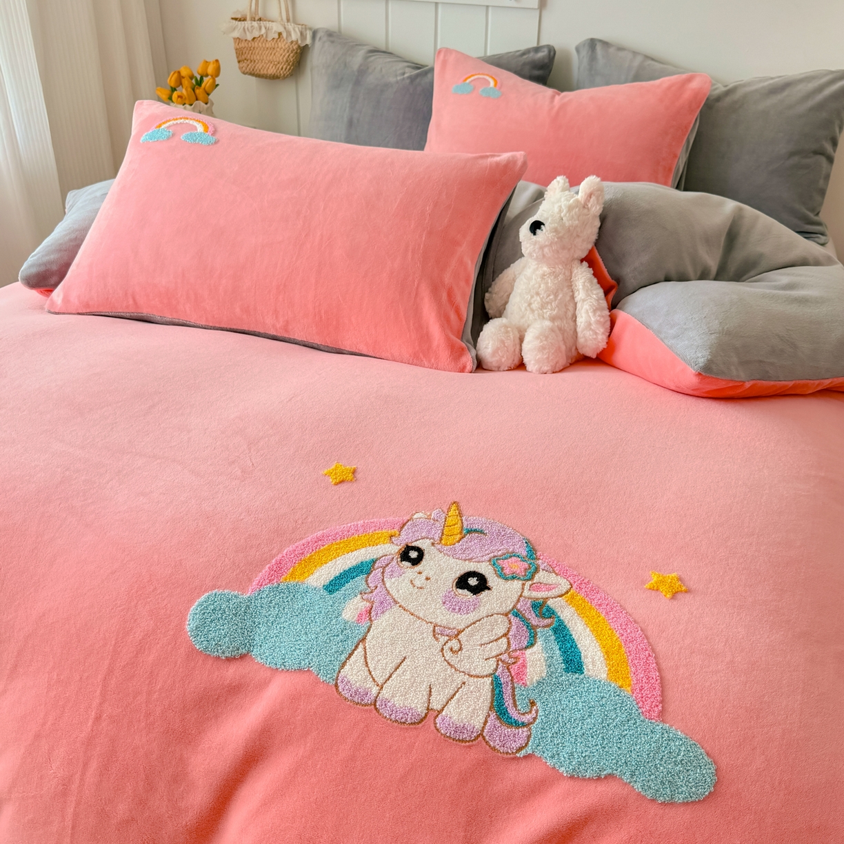 91家纺网 家纺一手货源 找家纺 莱凯家纺 2025新款毛巾绣牛奶绒四件套 彩虹小马