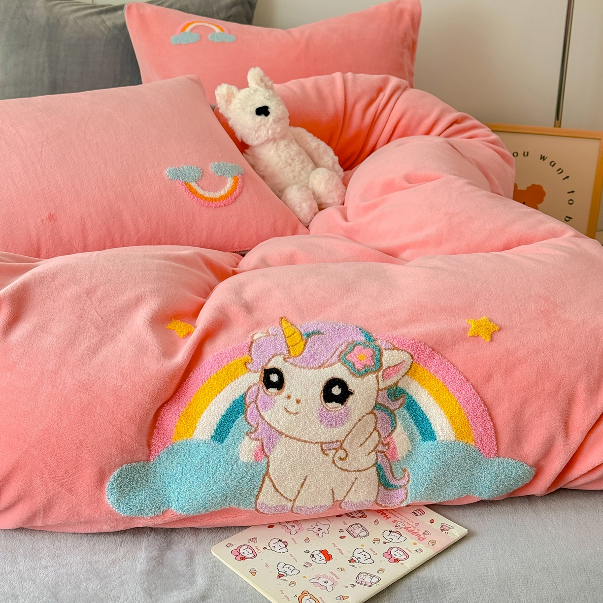 91家纺网 家纺一手货源 找家纺 莱凯家纺 2025新款毛巾绣牛奶绒四件套 彩虹小马