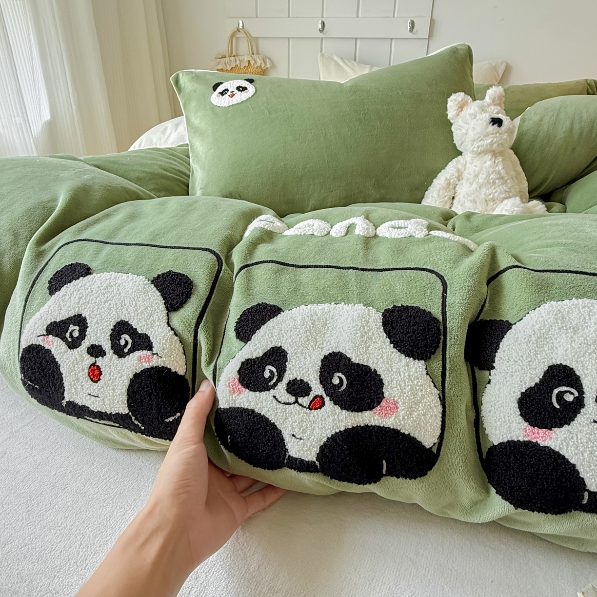 91家纺网 家纺一手货源 找家纺 莱凯家纺 2025新款毛巾绣牛奶绒四件套 熊猫派对