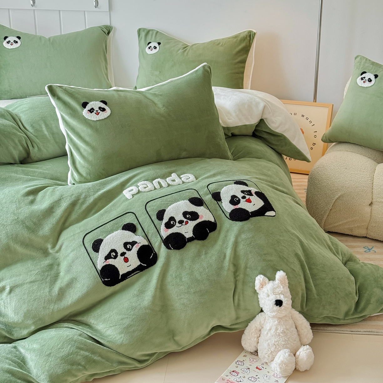 91家纺网 家纺一手货源 找家纺 莱凯家纺 2025新款毛巾绣牛奶绒四件套 熊猫派对