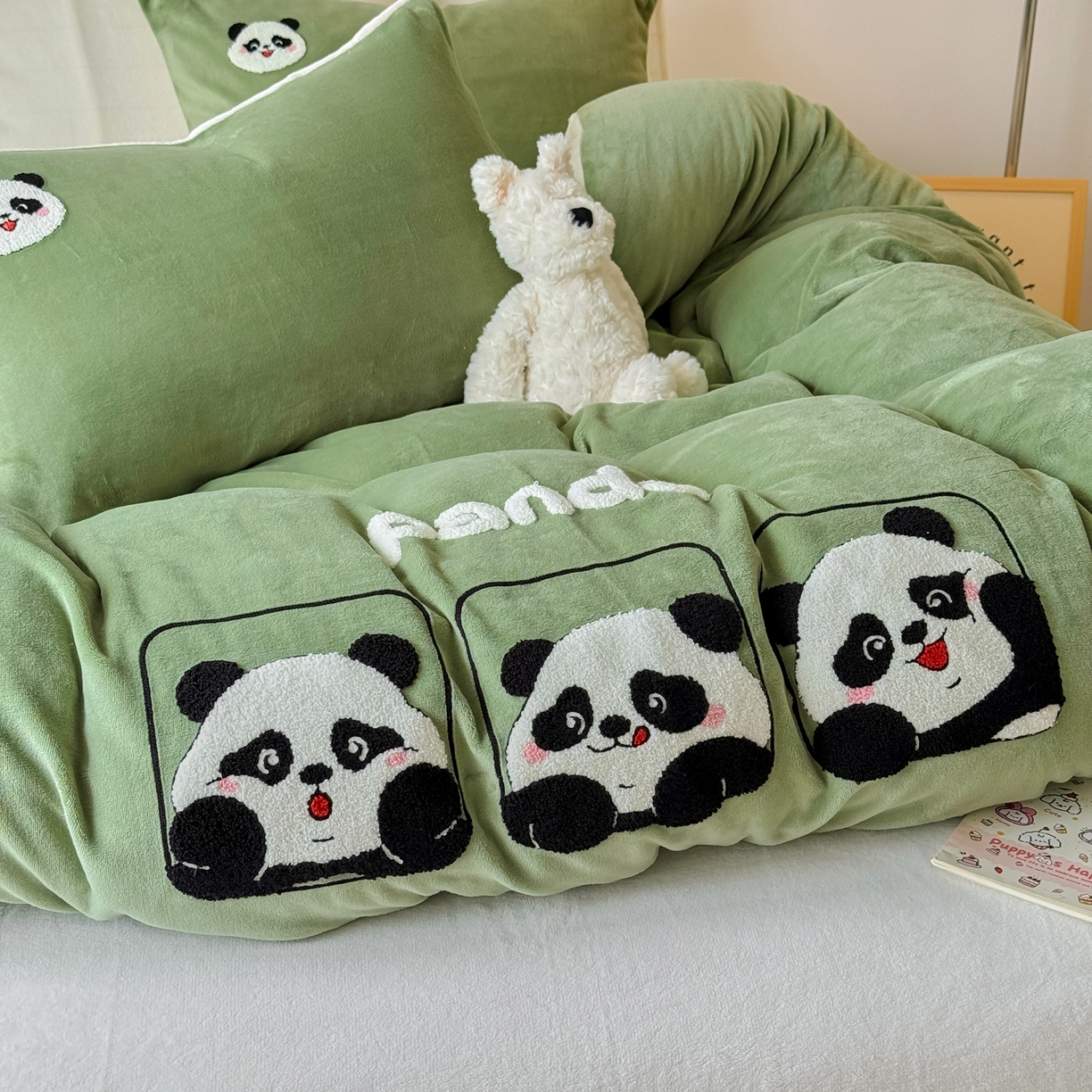 91家纺网 家纺一手货源 找家纺 莱凯家纺 2025新款毛巾绣牛奶绒四件套 熊猫派对