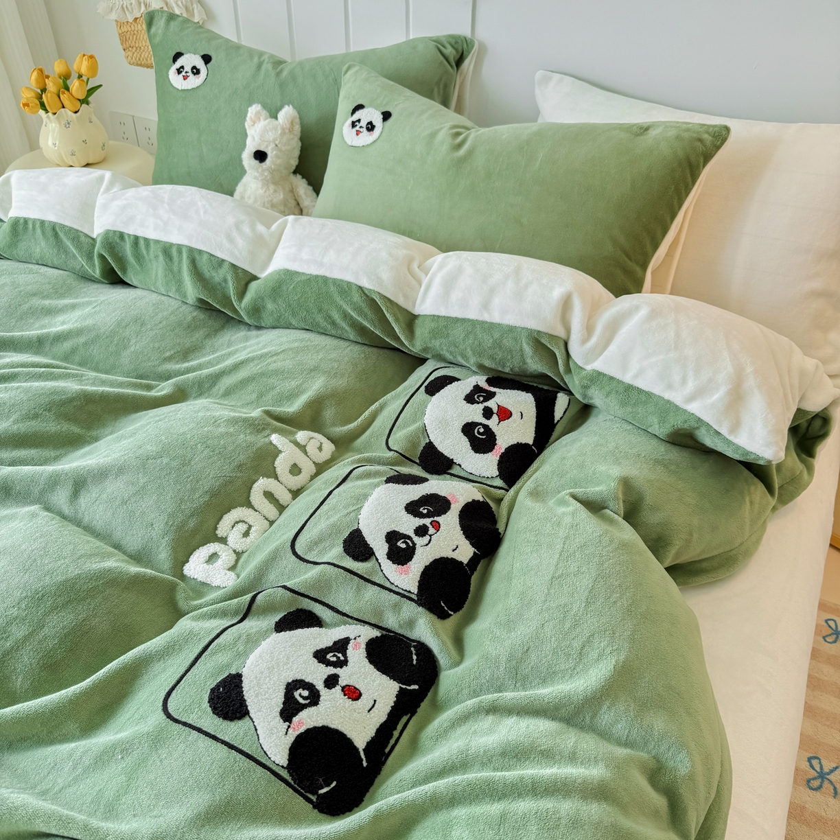 91家纺网 家纺一手货源 找家纺 莱凯家纺 2025新款毛巾绣牛奶绒四件套 熊猫派对