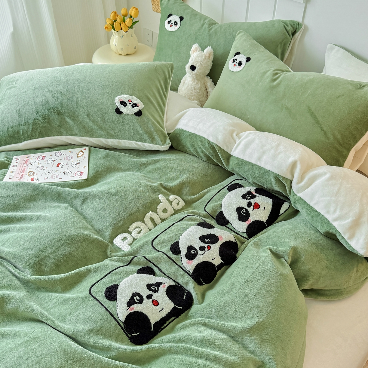 91家纺网 家纺一手货源 找家纺 莱凯家纺 2025新款毛巾绣牛奶绒四件套 熊猫派对