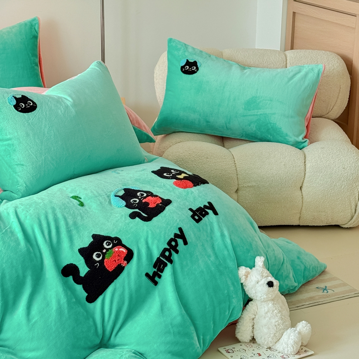 91家纺网 家纺一手货源 找家纺 莱凯家纺 2025新款毛巾绣牛奶绒四件套 苹果猫