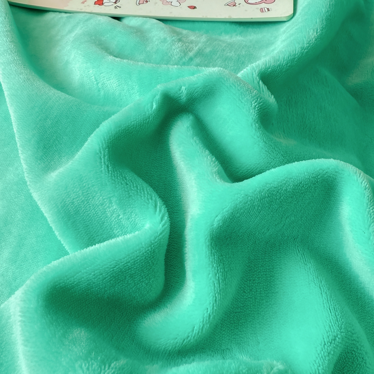 91家纺网 家纺一手货源 找家纺 莱凯家纺 2025新款毛巾绣牛奶绒四件套 苹果猫