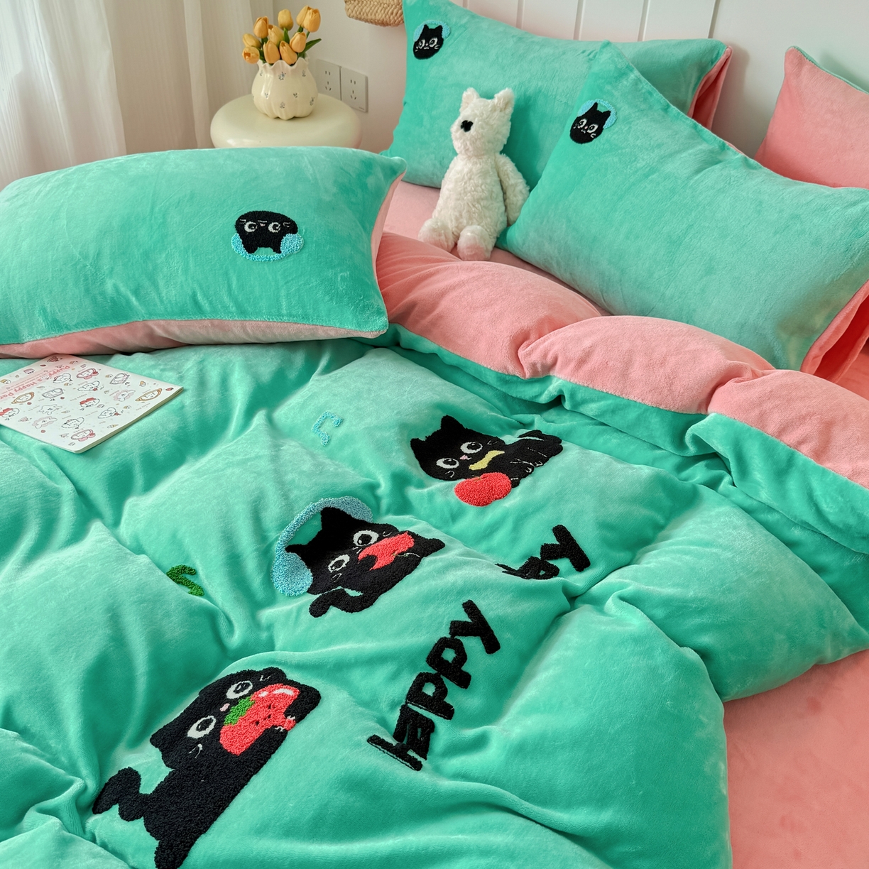 91家纺网 家纺一手货源 找家纺 莱凯家纺 2025新款毛巾绣牛奶绒四件套 苹果猫