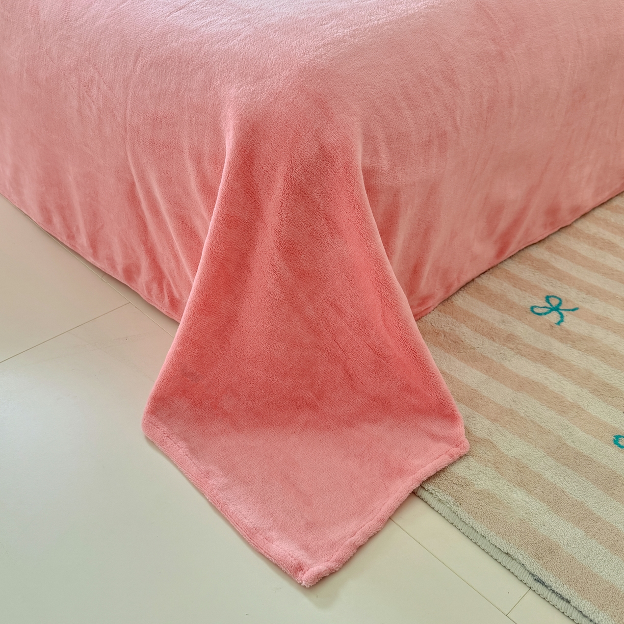 91家纺网 家纺一手货源 找家纺 莱凯家纺 2025新款毛巾绣牛奶绒四件套 苹果猫