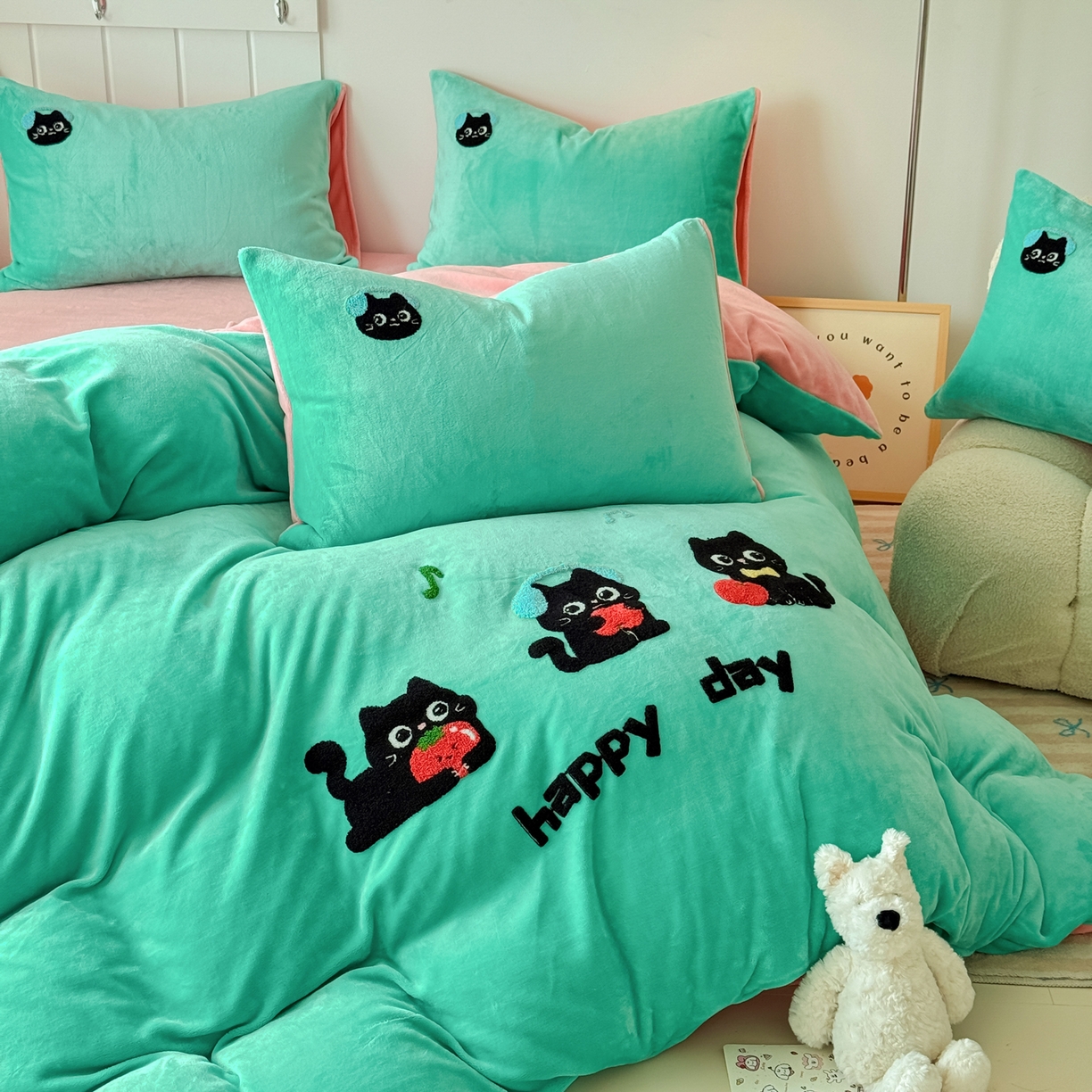 91家纺网 家纺一手货源 找家纺 莱凯家纺 2025新款毛巾绣牛奶绒四件套 苹果猫