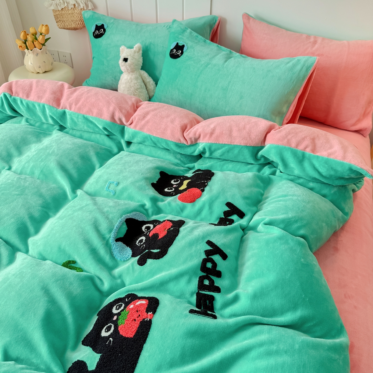 91家纺网 家纺一手货源 找家纺 莱凯家纺 2025新款毛巾绣牛奶绒四件套 苹果猫