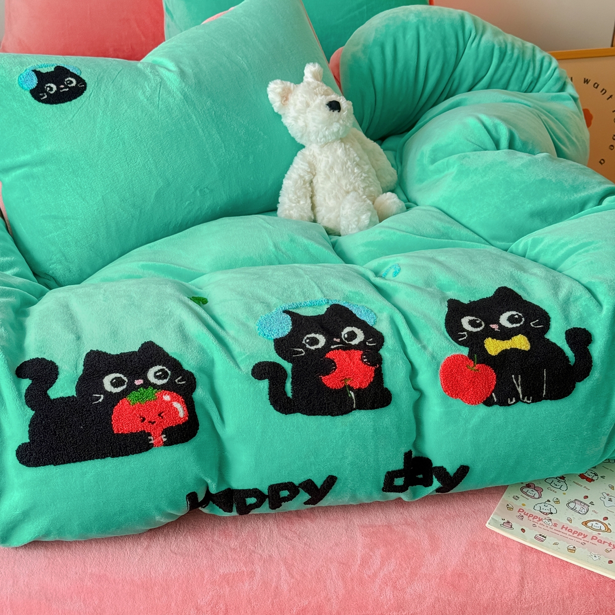 91家纺网 家纺一手货源 找家纺 莱凯家纺 2025新款毛巾绣牛奶绒四件套 苹果猫