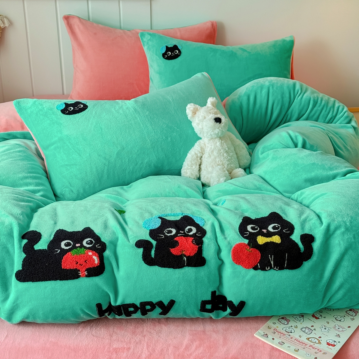 91家纺网 家纺一手货源 找家纺 莱凯家纺 2025新款毛巾绣牛奶绒四件套 苹果猫