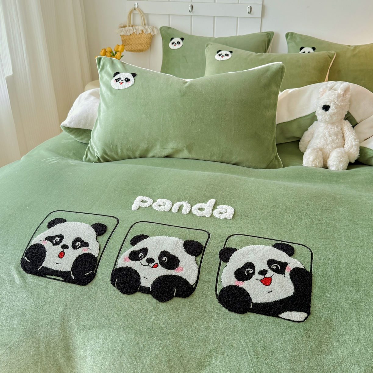 91家纺网 家纺一手货源 找家纺 莱凯家纺 2025新款毛巾绣牛奶绒四件套 熊猫派对