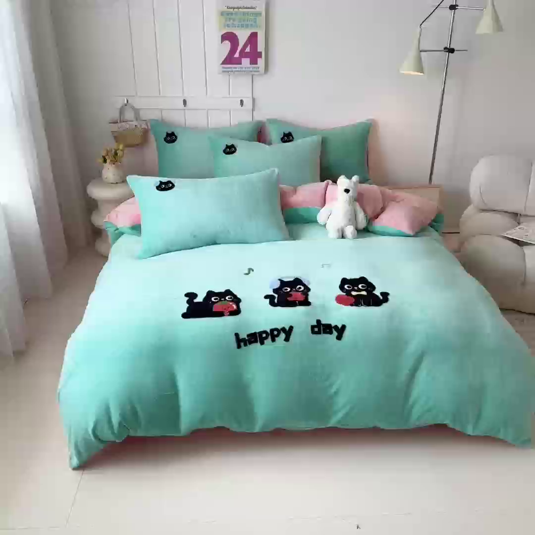 91家纺网 家纺一手货源 找家纺 莱凯家纺 2025新款毛巾绣牛奶绒四件套 苹果猫