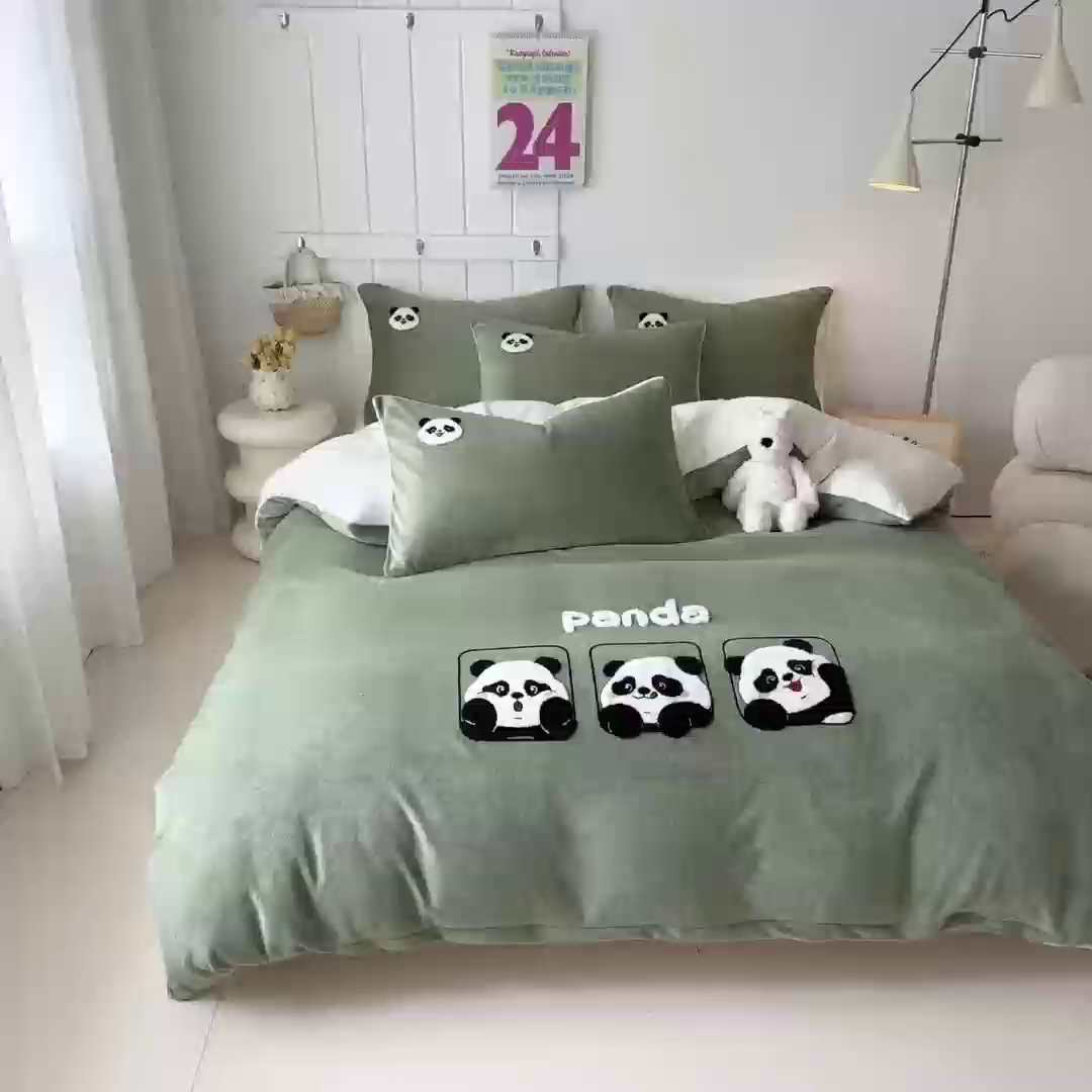 91家纺网 家纺一手货源 找家纺 莱凯家纺 2025新款毛巾绣牛奶绒四件套 熊猫派对