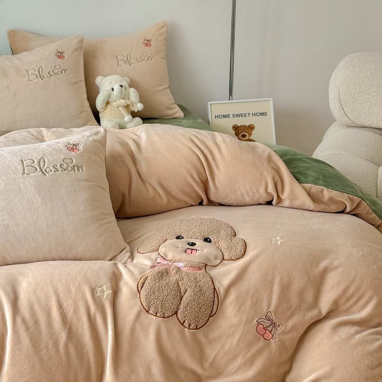 91家纺网 家纺一手货源 找家纺 莱凯家纺 2025新款贴布绣牛奶绒四件套 开心狗（卡其+绿）