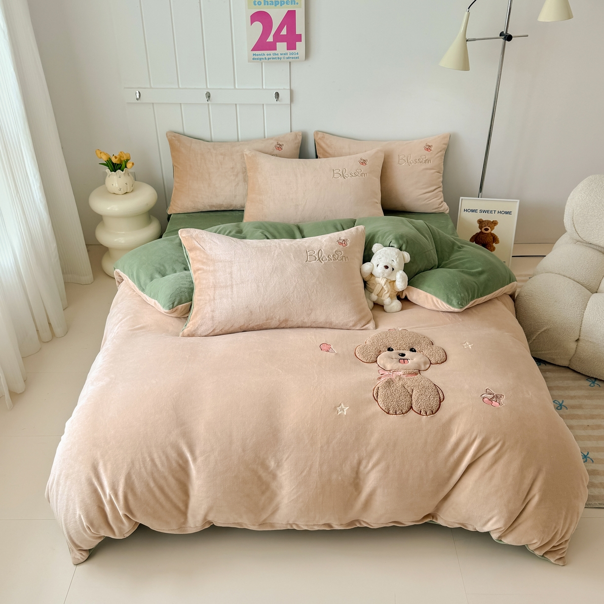 91家纺网 家纺一手货源 找家纺 莱凯家纺 2025新款贴布绣牛奶绒四件套 开心狗（卡其+绿）