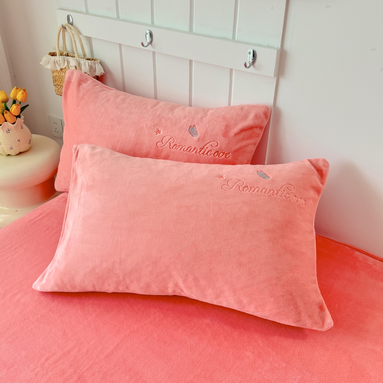 91家纺网 家纺一手货源 找家纺 莱凯家纺 2025新款贴布绣牛奶绒四件套 猫咪乐园（粉)