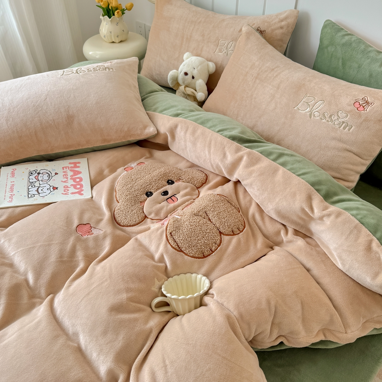 91家纺网 家纺一手货源 找家纺 莱凯家纺 2025新款贴布绣牛奶绒四件套 开心狗（卡其+绿）