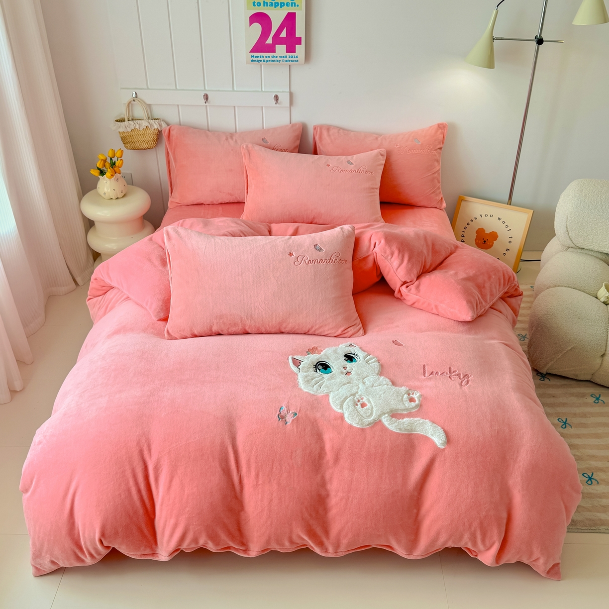 91家纺网 家纺一手货源 找家纺 莱凯家纺 2025新款贴布绣牛奶绒四件套 猫咪乐园（粉)