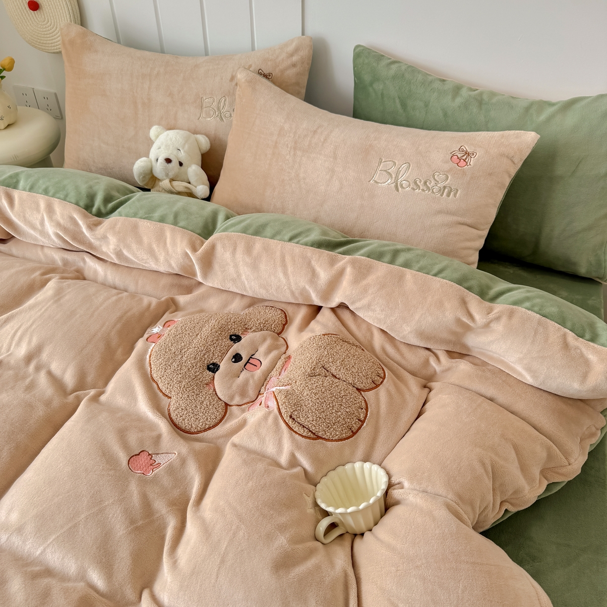 91家纺网 家纺一手货源 找家纺 莱凯家纺 2025新款贴布绣牛奶绒四件套 开心狗（卡其+绿）