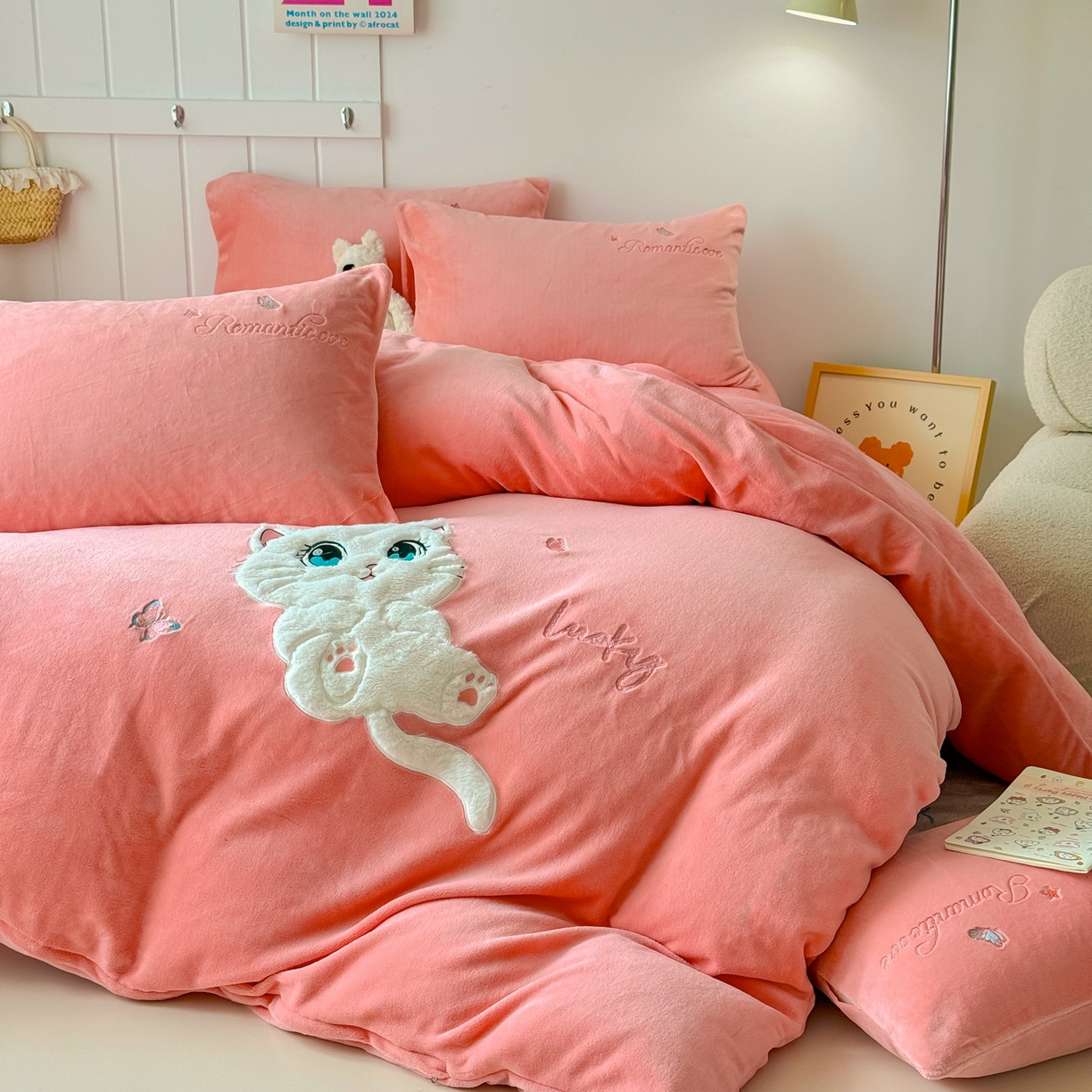 91家纺网 家纺一手货源 找家纺 莱凯家纺 2025新款贴布绣牛奶绒四件套 猫咪乐园（粉)