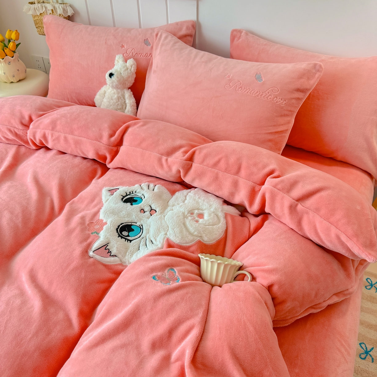 91家纺网 家纺一手货源 找家纺 莱凯家纺 2025新款贴布绣牛奶绒四件套 猫咪乐园（粉)