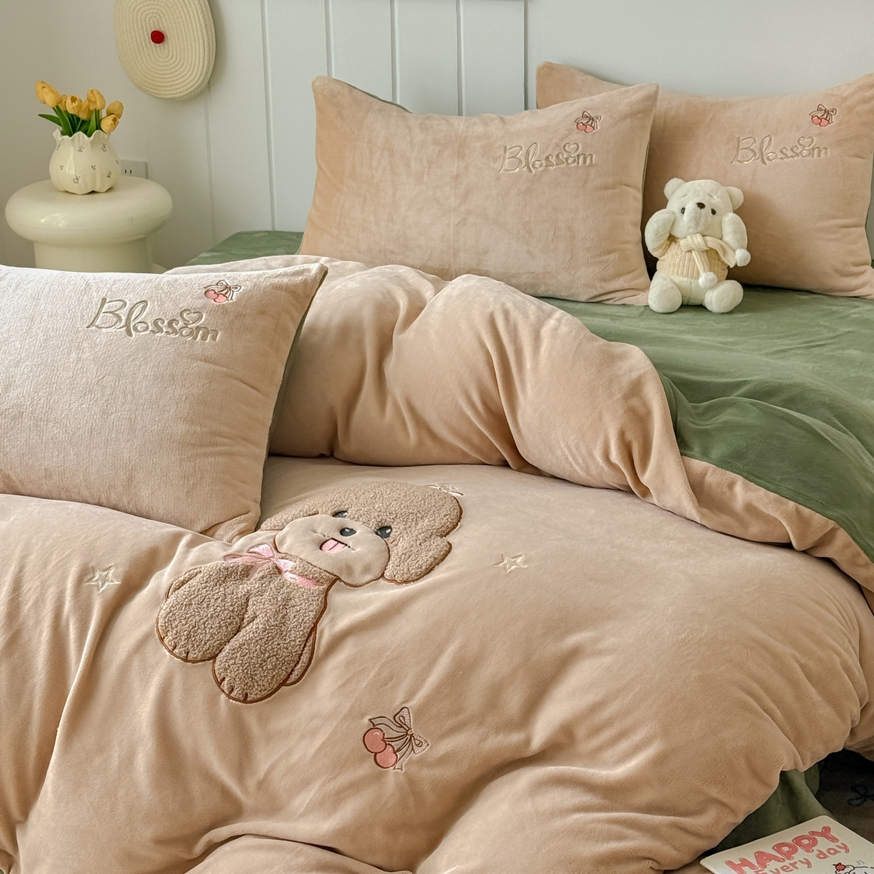 91家纺网 家纺一手货源 找家纺 莱凯家纺 2025新款贴布绣牛奶绒四件套 开心狗（卡其+绿）