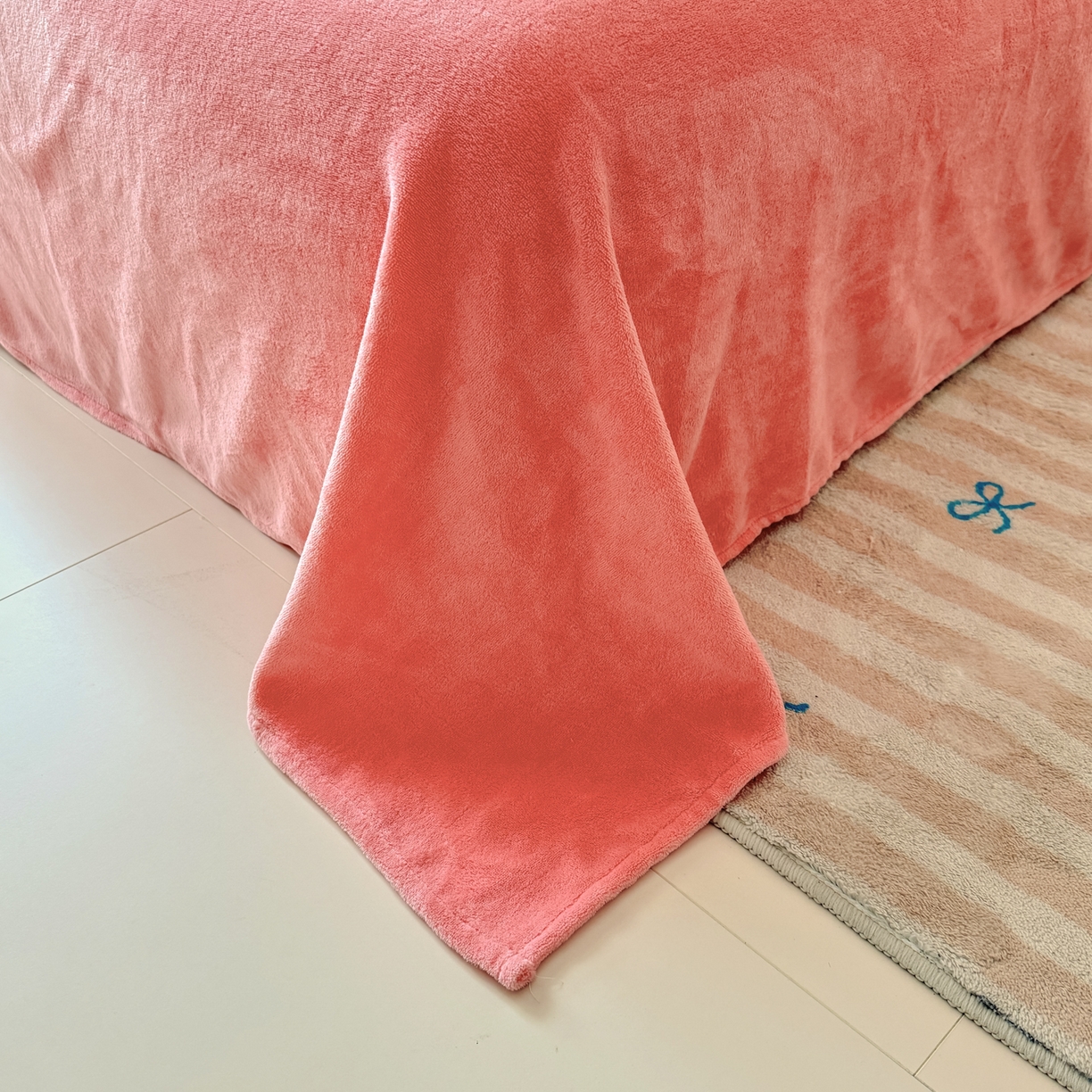 91家纺网 家纺一手货源 找家纺 莱凯家纺 2025新款贴布绣牛奶绒四件套 猫咪乐园（粉)